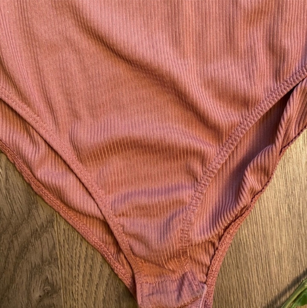 Timing Open Back Bodysuit - Picture 6 of 9